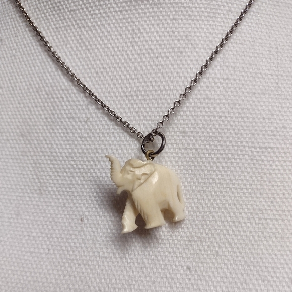 𝅺VINTAGE Unique Handcrafted Miniature Bone Carved Elephant Pendant for Necklace - Picture 3 of 6